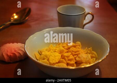 Cornflake Frühstück Müsli und Cornflakes in Tassen und Milch ein leichtes, leichtes Frühstück Stockfoto