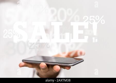 Geschäftsmann berühren virtuelle Projektion von Umsatz und Prozent Symbole - Vertriebskonzept Stockfoto