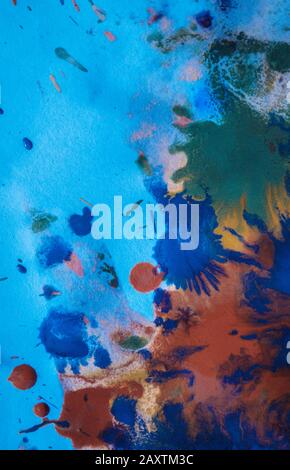 Tropfen mit Streifen unterschiedlicher Farbfarbe werden gemischt und absorbiert. Abstrakte Farbflecken auf weißem Papier Stockfoto