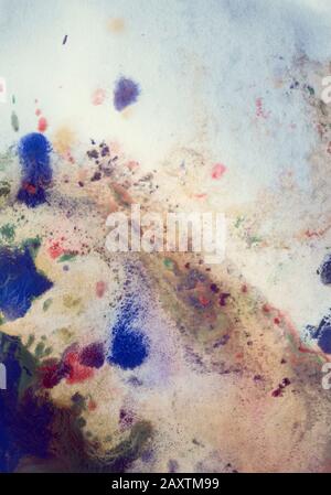 Tropfen mit Streifen unterschiedlicher Farbfarbe werden gemischt und absorbiert. Abstrakte Farbflecken auf weißem Papier Stockfoto