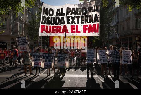 Buenos Aires, Argentinien - 13. Februar 2020: Politische Demostration auf den Straßen von Buenos Aires. Der IWF ist im Land angekommen, und sie w en nicht Stockfoto