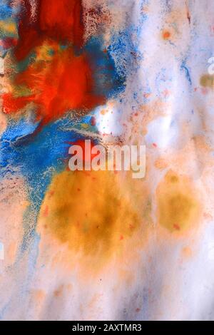 Tropfen mit Streifen unterschiedlicher Farbfarbe werden gemischt und absorbiert. Abstrakte Farbflecken auf weißem Papier Stockfoto