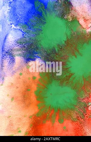 Tropfen mit Streifen unterschiedlicher Farbfarbe werden gemischt und absorbiert. Abstrakte Farbflecken auf weißem Papier Stockfoto