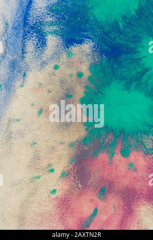 Mischen von Farben verschiedener Farben auf einem weißen Papier. Abstrakter bunter Hintergrund Stockfoto