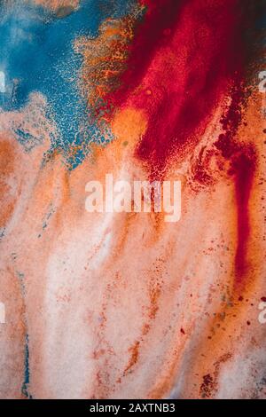 Abstrakte Streifen roter und blauer Farbe auf weißem Papier Stockfoto