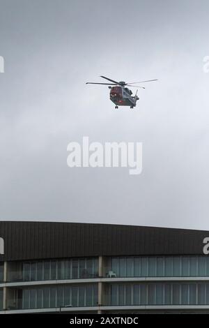 Ein Sikorsky S-92A HM Coastguard SAR-Hubschrauber G-MCCZ, der von Bristol Hubschraubern betrieben wird, die tief über Gebäude in Newquay in Cornwall UK fliegen. Stockfoto