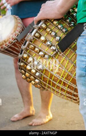 Afrikanische Trommeln dort, Männer spielen Djemba, Hände Nahaufnahme. Stockfoto
