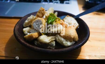 Indonesische traditionelle Küche namens Tahu Gejrot ist ein Tofu, gemischt mit grünen Chili und Sago Stockfoto