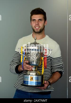 Prostejov, Tschechien. Februar 2020. Der tschechische Tennisspieler Jiri Vesely posiert während einer Pressekonferenz am 13. Februar 2020 in Prostejov, Tschechien, mit dem ATP-Tour-Pokal für den Gewinner des Einzelsiegers von Tata Open Maharashtra, Pune, Indien. Kredit: Ludek Perina/CTK Foto/Alamy Live News Stockfoto