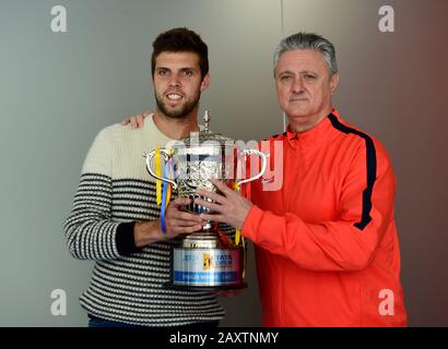 Prostejov, Tschechien. Februar 2020. Der tschechische Tennisspieler Jiri Vesely, links, und sein Trainer Jaroslav Navratil posieren während einer Pressekonferenz am 13. Februar 2020 in Prostejov, Tschechien, mit dem ATP-Tour-Pokal für den Gewinner des Einzelsiegers von Tata Open Maharashtra, Pune, Indien. Kredit: Ludek Perina/CTK Foto/Alamy Live News Stockfoto