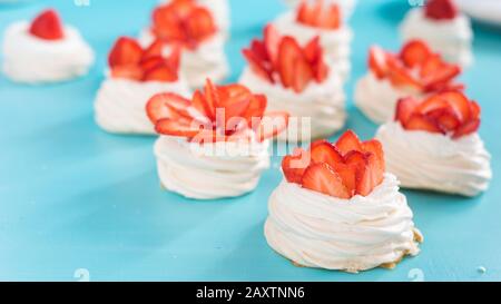 Baiser-Nester mit Erdbeer-Sahne und frischen Erdbeeren Stockfoto