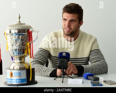 Prostejov, Tschechien. Februar 2020. Der tschechische Tennisspieler Jiri Vesely posiert während einer Pressekonferenz am 13. Februar 2020 in Prostejov, Tschechien, mit dem ATP-Tour-Pokal für den Gewinner des Einzelsiegers von Tata Open Maharashtra, Pune, Indien. Kredit: Ludek Perina/CTK Foto/Alamy Live News Stockfoto