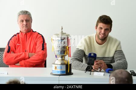 Prostejov, Tschechien. Februar 2020. Der tschechische Tennisspieler Jiri Vesely, links, und sein Trainer Jaroslav Navratil posieren während einer Pressekonferenz am 13. Februar 2020 in Prostejov, Tschechien, mit dem ATP-Tour-Pokal für den Gewinner des Einzelsiegers von Tata Open Maharashtra, Pune, Indien. Kredit: Ludek Perina/CTK Foto/Alamy Live News Stockfoto