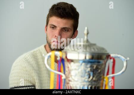 Prostejov, Tschechien. Februar 2020. Der tschechische Tennisspieler Jiri Vesely posiert während einer Pressekonferenz am 13. Februar 2020 in Prostejov, Tschechien, mit dem ATP-Tour-Pokal für den Gewinner des Einzelsiegers von Tata Open Maharashtra, Pune, Indien. Kredit: Ludek Perina/CTK Foto/Alamy Live News Stockfoto