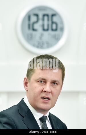 Prag, Tschechien. Februar 2020. Der tschechische Außenminister Tomas Petricek spricht während einer Pressekonferenz über die Ausreise der tschechischen humanitären Hilfe für China im Zusammenhang mit der Bekämpfung der Coronavirus-Epidemie am 13. Februar 2020 in Prag, Tschechien. Kredit: Michaela Rihova/CTK Foto/Alamy Live News Stockfoto