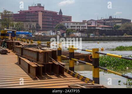 Eine Brücke, die den Pasig River durchschneidet, befindet sich derzeit im Bau, um die Verkehrsverhältnisse in der Stadt zu mildern. Stockfoto