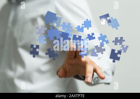 Illustration von verschiedenen Teilen eines Puzzles über jemand Hand Stockfoto