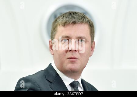 Prag, Tschechien. Februar 2020. Der tschechische Außenminister Tomas Petricek spricht während einer Pressekonferenz über die Ausreise der tschechischen humanitären Hilfe für China im Zusammenhang mit der Bekämpfung der Coronavirus-Epidemie am 13. Februar 2020 in Prag, Tschechien. Kredit: Michaela Rihova/CTK Foto/Alamy Live News Stockfoto