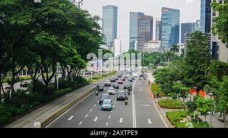 Jakarta, INDONESIEN - 8. Februar 2020: Hoher Verkehrsfluss an der Sudirman Business District Street in Süd-Jakarta, Indonesien Stockfoto