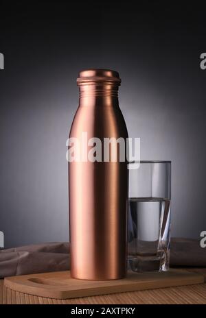 Kupferwasserflasche und Glas Wasser für Umweltfreundlichen Gebrauch Stockfoto