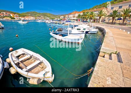 Bucht von Vela Luka auf der Insel Korcula mit Blick aufs Wasser, Archipel der südlichen Dalmatien, Kroatien Stockfoto