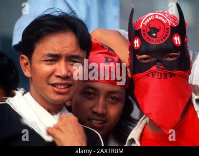 Indonesien nach dem Fall von Suharto. Unterstützer von Megawati Sukarnoputri und der Partai Demokrasi Indonesia (PDI) strömen im Rahmen eines Wahlkampfs am 1999. Juni auf die Straßen von Jakarta, Indonesien Stockfoto