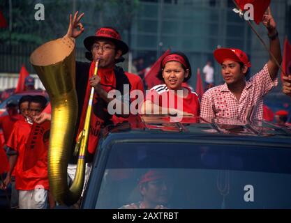 Indonesien nach dem Fall von Suharto. Unterstützer von Megawati Sukarnoputri und der Partai Demokrasi Indonesia (PDI) strömen im Rahmen eines Wahlkampfs am 1999. Juni auf die Straßen von Jakarta, Indonesien Stockfoto