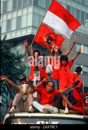 Indonesien nach dem Fall von Suharto. Unterstützer von Megawati Sukarnoputri und der Partai Demokrasi Indonesia (PDI) strömen im Rahmen eines Wahlkampfs am 1999. Juni auf die Straßen von Jakarta, Indonesien Stockfoto