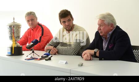 Prostejov, Tschechien. Februar 2020. Der tschechische Tennisspieler Jiri Vesely, Center, sein Trainer Jaroslav Navratil, links, und Manager Miroslav Cernosek, rechts, posieren während einer Pressekonferenz am 13. Februar 2020 in Prostejov, Tschechien, mit dem ATP-Tour-Pokal für den Gewinner des Einzelsiegers von Tata Open Maharashtra, Pune, Indien. Kredit: Ludek Perina/CTK Foto/Alamy Live News Stockfoto