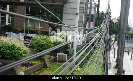 Jakarta, Indonesien - 8. Februar 2020: Das elektrische Kabel überquert die Seite der Sudirman Straße, Süd-Jakarta, Indonesien Stockfoto