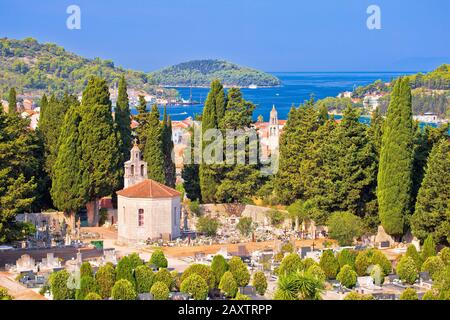 Vela Luka auf der Insel Korcula mit Blick auf den Friedhof, die Inselgruppe Süddalmatien, Kroatien Stockfoto