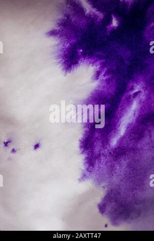 Violetter Farbfleck auf einem Blatt weißem Papiermakro. Abstrakter Hintergrund. Verteilt Tintenflecken mit Streifen auf weißem Hintergrund Stockfoto