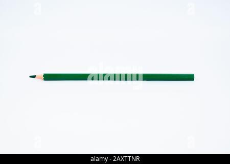 Nahaufnahme eines dunkelgrünen Bleistiftzeichens aus Holz mit scharfer Spitze, isoliert auf weißem Hintergrund Stockfoto