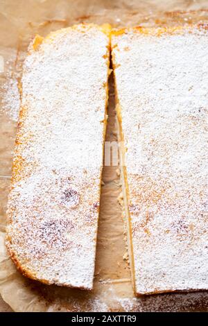 LeMond Curd Kuchen, Quadrate mit Puderzucker Stockfoto