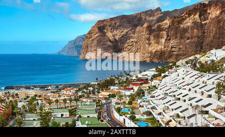 Insel Tenera an einem Sommertag Panoramalandschaft. Fantastischer Luftblick auf Meer und Felsen. Badeort. Tourismus und Reisen. Stockfoto