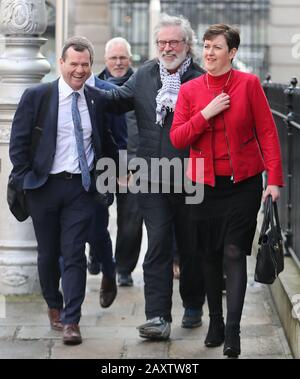 (Von links nach rechts) Paul Donnelly, Gerry Adams und Pauline Tully kommen zu einem Treffen von Sinns neuem parlamentarischen Team im Buswells Hotel, Dublin. Stockfoto