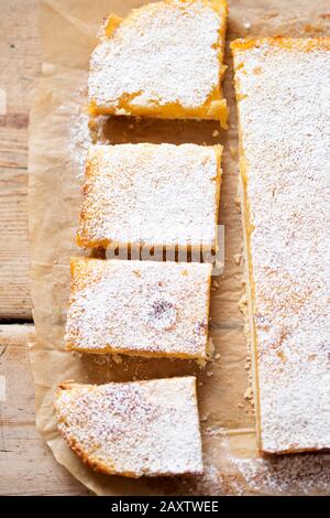 LeMond Curd Kuchen, Quadrate mit Puderzucker Stockfoto