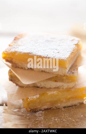 LeMond Curd Kuchen, Quadrate mit Puderzucker Stockfoto