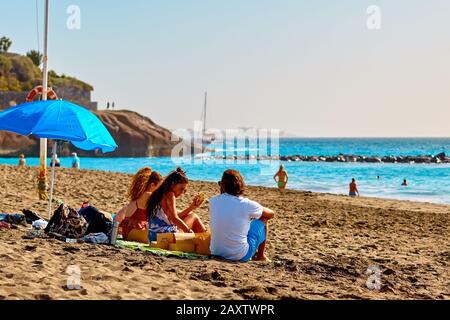 Spanien, Tenera, Adeje - 17. Dezember 2018: Mittagessen am Strand am Meer. Badeort. Stockfoto