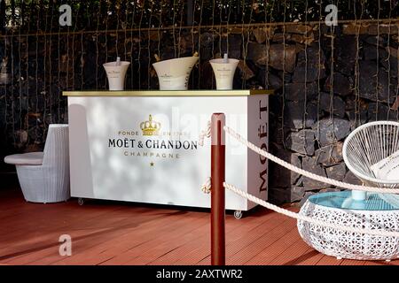 Spanien, Tenera, Adeje - 17. Dezember 2018: Champagner Moet und Chandon in einer Café-Bar im Sommer. Stockfoto