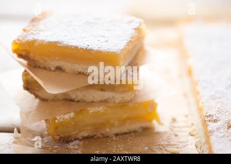 LeMond Curd Kuchen, Quadrate mit Puderzucker Stockfoto