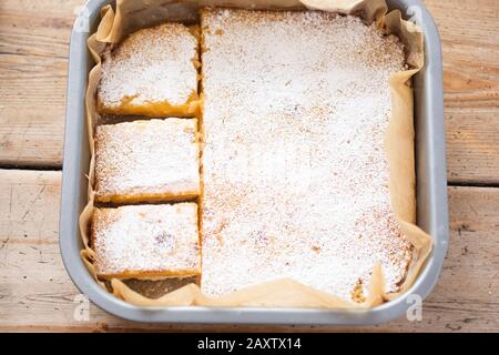 LeMond Curd Kuchen, Quadrate mit Puderzucker Stockfoto