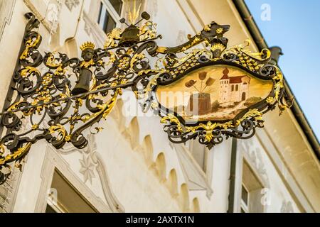 Brunico (BZ), 12. Februar 2019: Sonnenlicht ist ein aufklärendes Signboard des Ladens Stockfoto