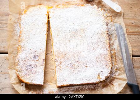 LeMond Curd Kuchen, Quadrate mit Puderzucker Stockfoto