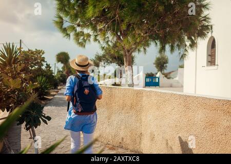 Santorini Reisende, die griechische Architektur in Akrotiri entdecken. Frau Rucksacktourist während des Urlaubs Stockfoto