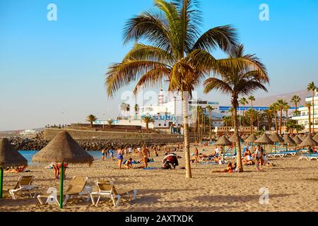 Spanien, Tenera, Adeje - 17. Dezember 2018: Blick vom Strand auf den Club in der Nähe des Meeres bei Sonnenuntergang im Sommer. Badeort. Stockfoto