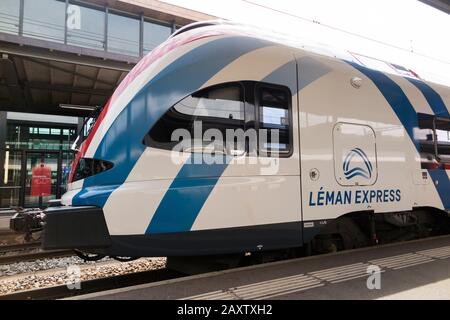 Leman Express Eisenbahnmotor und Wagen/Wagen am Bahnsteig im Bahnhof Geneva Cornavin. Schweiz (112) Stockfoto