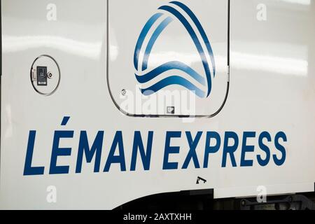 Leman Express Eisenbahnmotor und Wagen/Wagen am Bahnsteig im Bahnhof Geneva Cornavin. Schweiz (112) Stockfoto