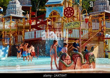 Сhildren viel Spaß im Aquapark. Siam Park auf Сanary Inseln. Stockfoto