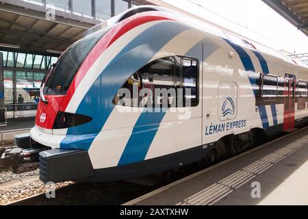 Leman Express Eisenbahnmotor und Wagen/Wagen am Bahnsteig im Bahnhof Geneva Cornavin. Schweiz (112) Stockfoto